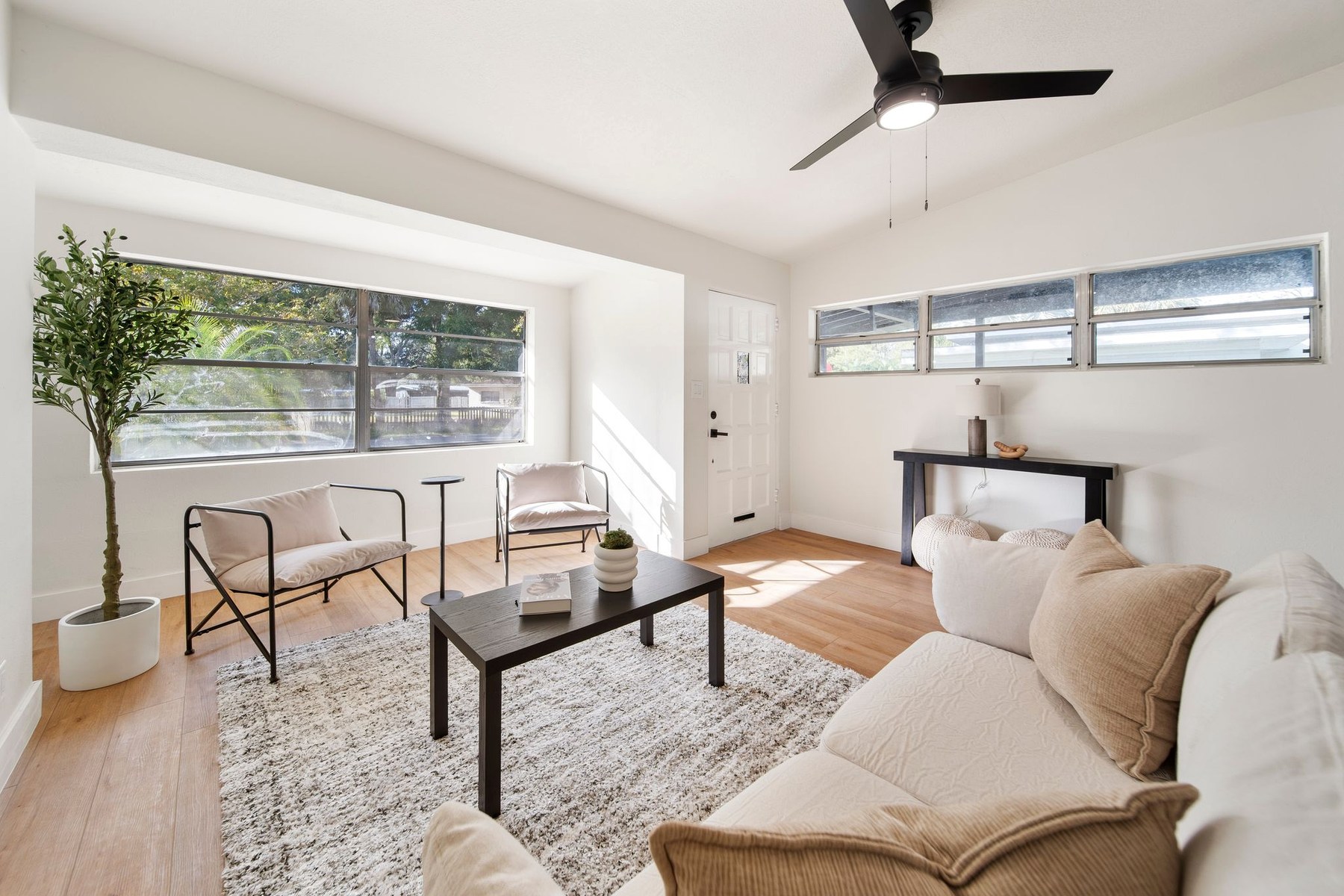 Modern staged living room by Maison Vale Studio